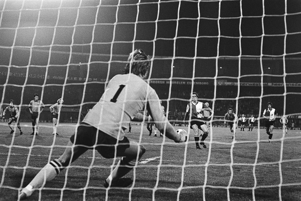 Feyenoord tegen Djengardens, Schneider scoort uit penalty. Foto: Rob C. Croes / Anefo, Nationaal Archief (CC0).