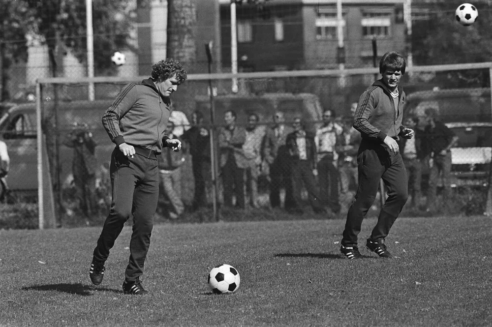 Publiek ziet toe bij de training. Foto: Koen Suyk / Anefo, Nationaal Archief (CC0).