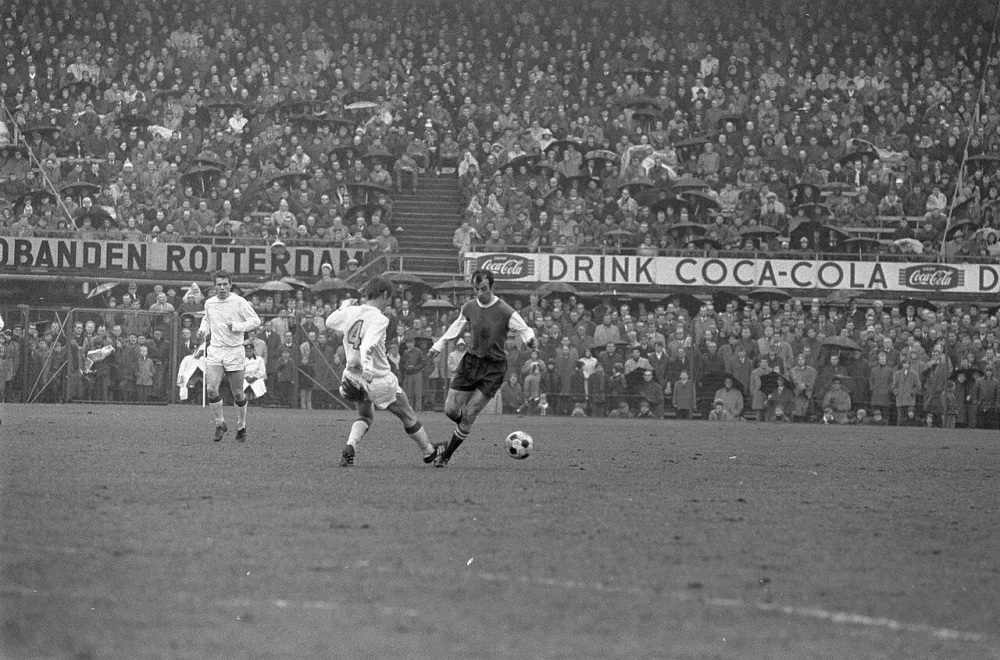 Feijenoord tegen Go Ahead 4-0 spelmoment. Foto: Bert Verhoeff / Anefo, Nationaal Archief (CC0).
