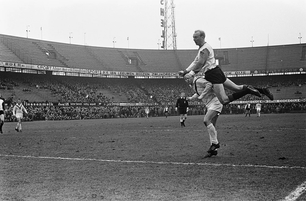 Voetbal. Achtste finale KNVB-beker. Feijenoord tegen Veendam 4-0. Spelmoment, Piet Kruiver in duel met Zoetebier (Veendam). Foto: Eric Koch / Anefo, Nationaal Archief (CC0).