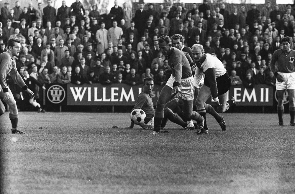Volendam tegen Feyenoord 0-8. Jan Schilder , Karregat, Kwakman, Kruiver. Foto: Harry Pot / Anefo, Nationaal Archief (CC0).