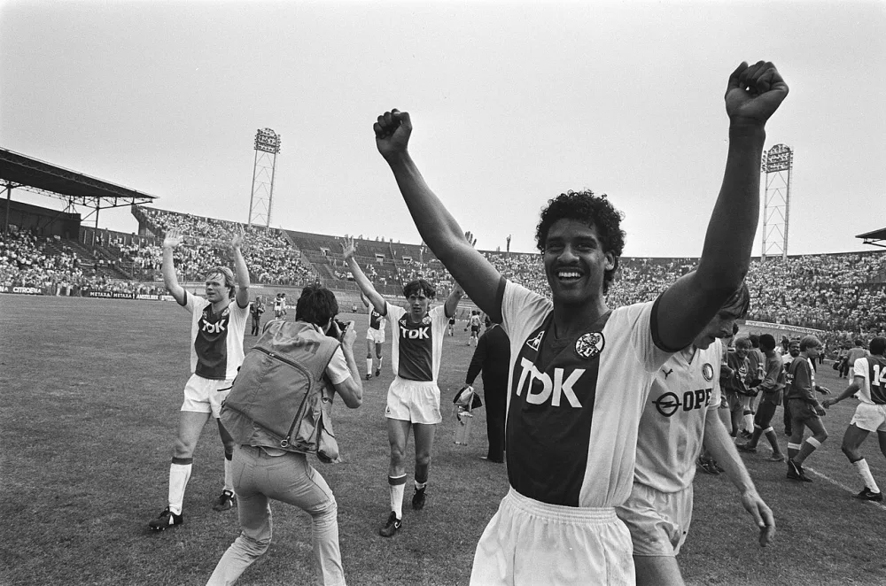 Ajax tegen Feyenoord 4-2; Rijkaard verlaat juichend het veld. Uiterst links van hem Ronald Koeman. In het midden Marco van Basten. Foto: Rob Bogaerts / Anefo, Nationaal Archief (CC0).