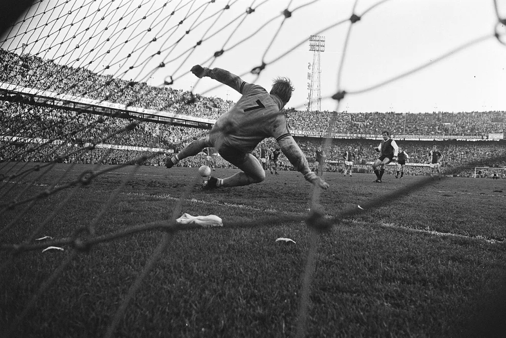 Feijenoord tegen Twente 1-1; doelpunt Feyenoord. Foto: Bert Verhoeff / Anefo, Nationaal Archief (CC0).
