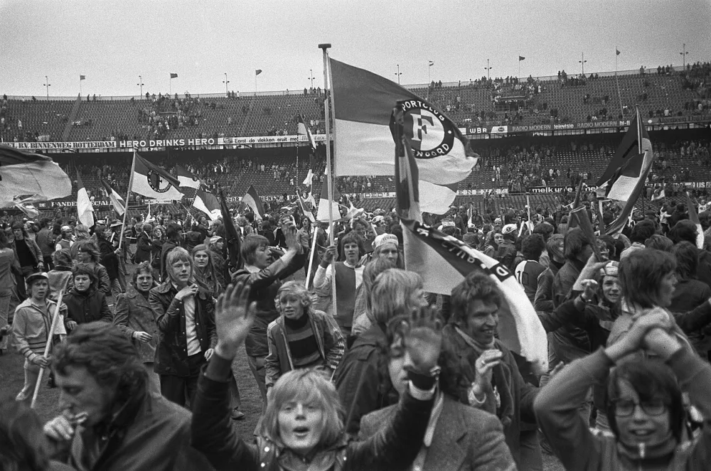 Feyenoord tegen FC Twente 3-2, (Feyenoord kampioen), juichende Feyenoord supporters. Foto: Rob Mieremet / Anefo, Nationaal Archief (CC0).