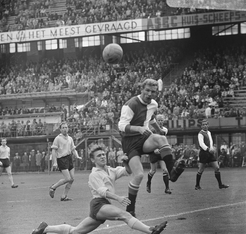 Feyenoord tegen DOS 4-1, Hans Kraay in duel. Foto: Jan Voets / Anefo, Nationaal Archief (CC0).