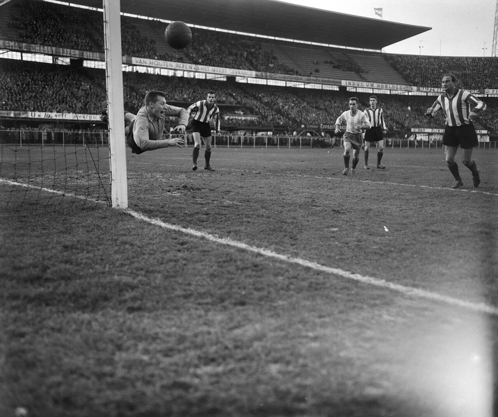Feyenoord tegen PSV 1-3, Bekkering (PSV) stopt een schot. Foto: Herbert Behrens / Anefo, Nationaal Archief (CC0).