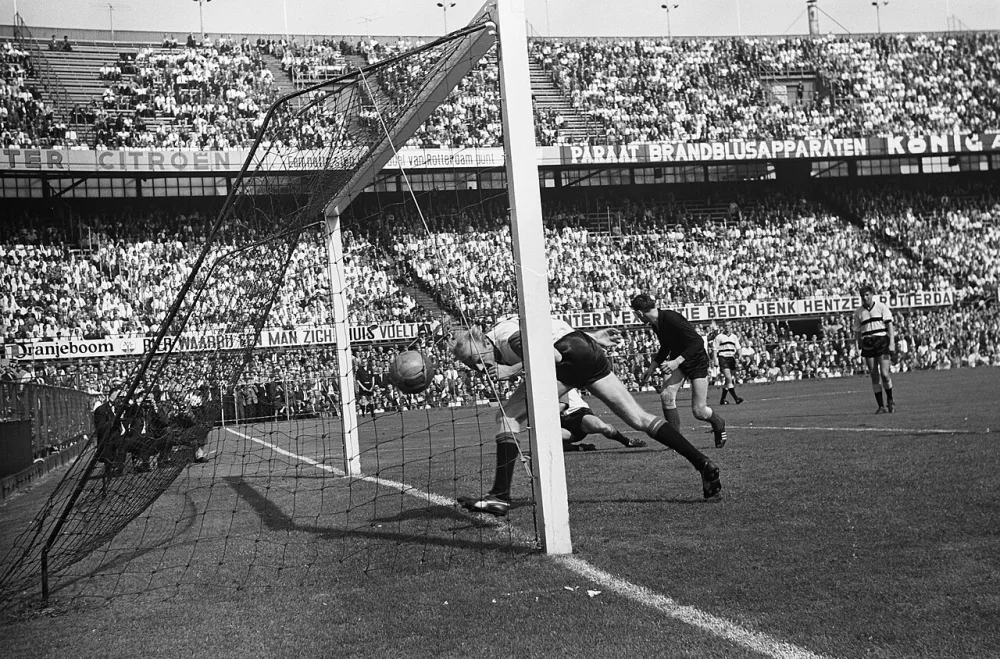 Feyenoord tegen DOS 4-2, Borgholtz, Ruttenbeek, Kruiver. Foto: Eric Koch / Anefo, Nationaal Archief (CC0).