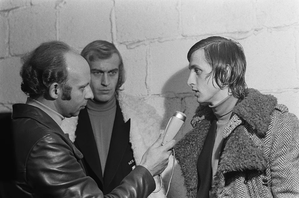 Ajax tegen Feyenoord, Blankenburg en Cruijff tijdens gesprek. Foto: Hans Peters / Anefo, Nationaal Archief (CC0).