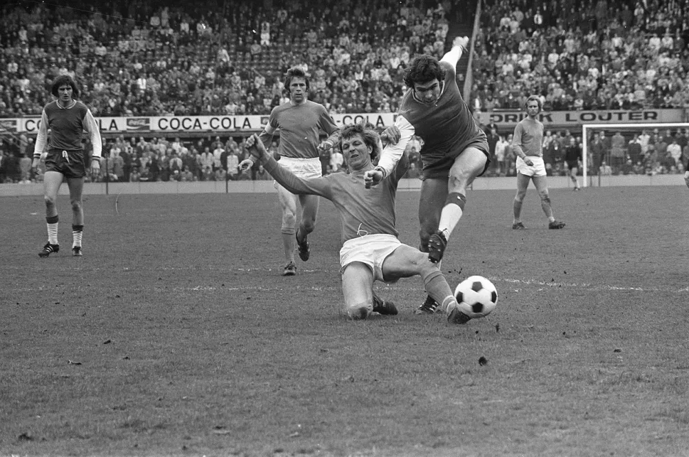 Feyenoord tegen Volendam 2-0, Wim van Hanegem (rechts) actie. Foto: Rob Mieremet / Anefo, Nationaal Archief (CC0).