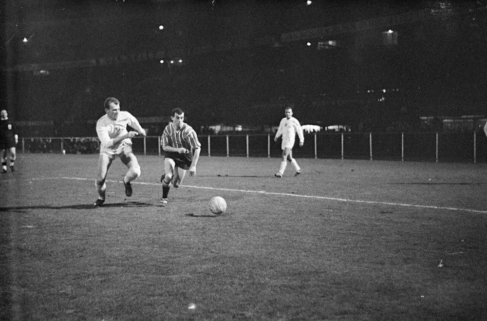 Voetbal Halve Finale Intertoto Feyenoord-Banik Ostrava (Tsjechië) 1-0, Kniezel (Banik) en Coen Moulijn. Foto: Harry Pot / Anefo, Nationaal Archief (CC0).