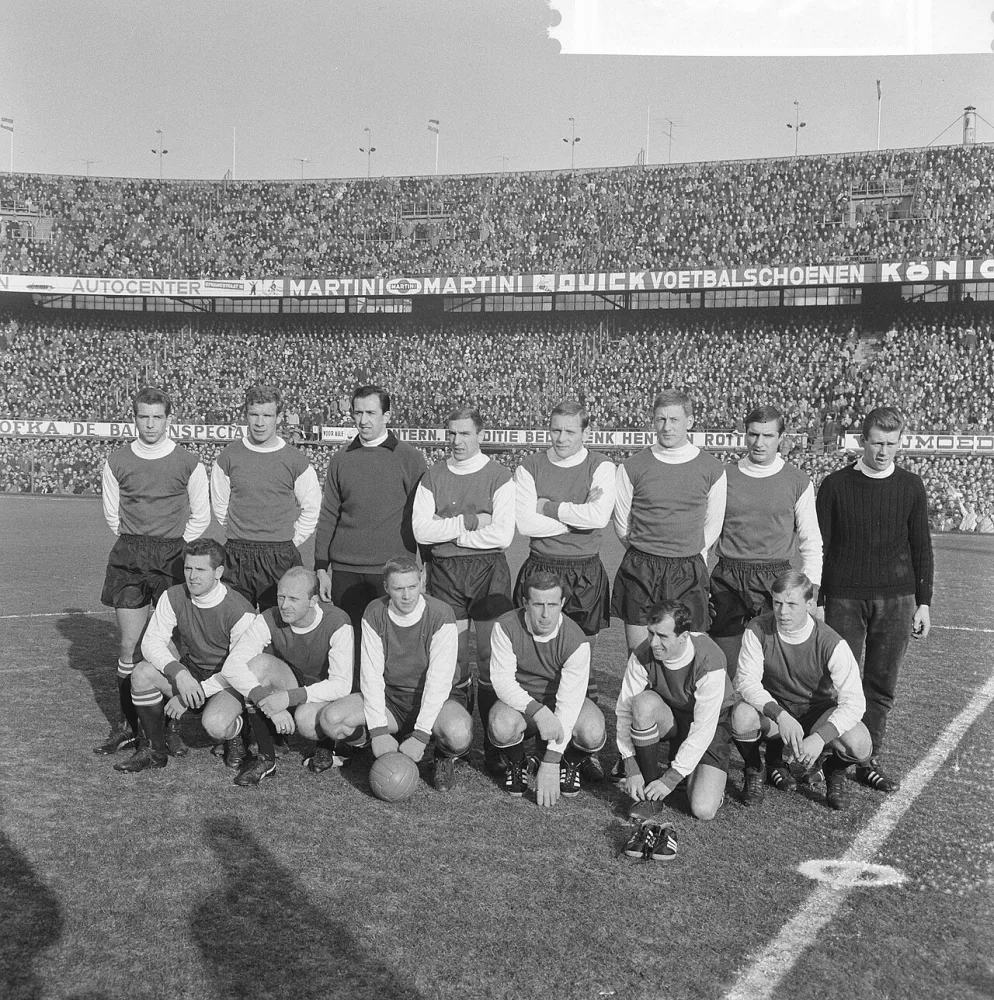 Feyenoord tegen Ajax 1-1, elftal Feyenoord. Foto: Jac. de Nijs / Anefo, Nationaal Archief (CC0).