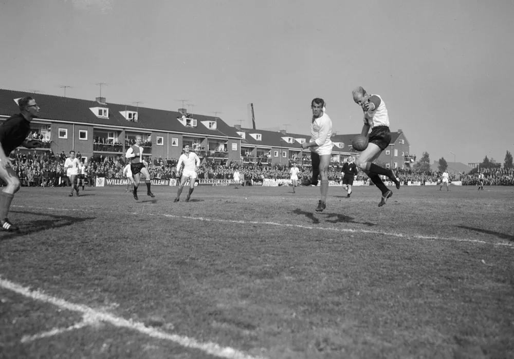 FC Zaanstreek tegen Feyenoord 1-2, bekervoetbal, Piet Kruiver (Feyenoord) in duel met Smit. Foto: Joop van Bilsen / Anefo, Nationaal Archief (CC0).