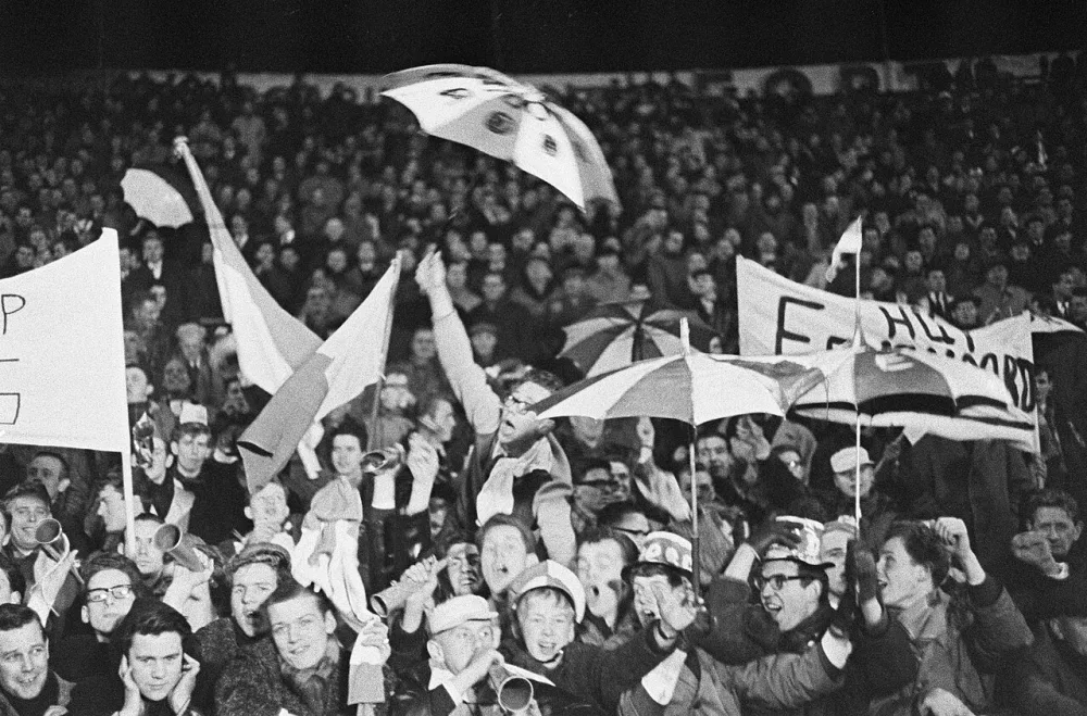 Feyenoord tegen Vasas 1-0, supporters. Foto: Harry Pot / Anefo, Nationaal Archief (CC0).