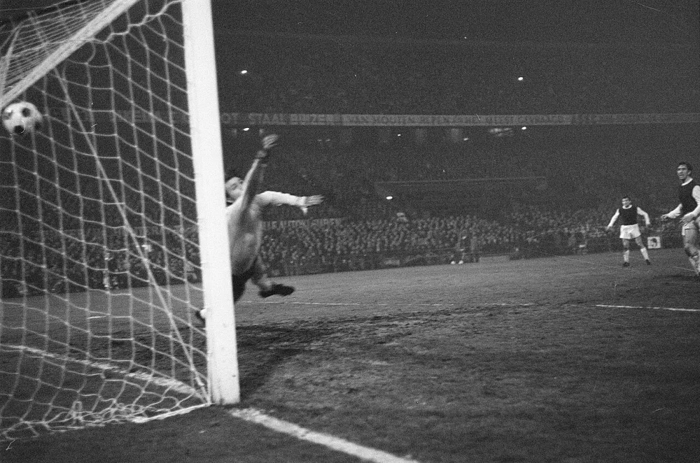Keeper Grotynski duikt tevergeefs naar het schot van Hasil van Feyenoord: 2-0. Foto: fotograaf onbekend / Anefo, Nationaal Archief (CC0).