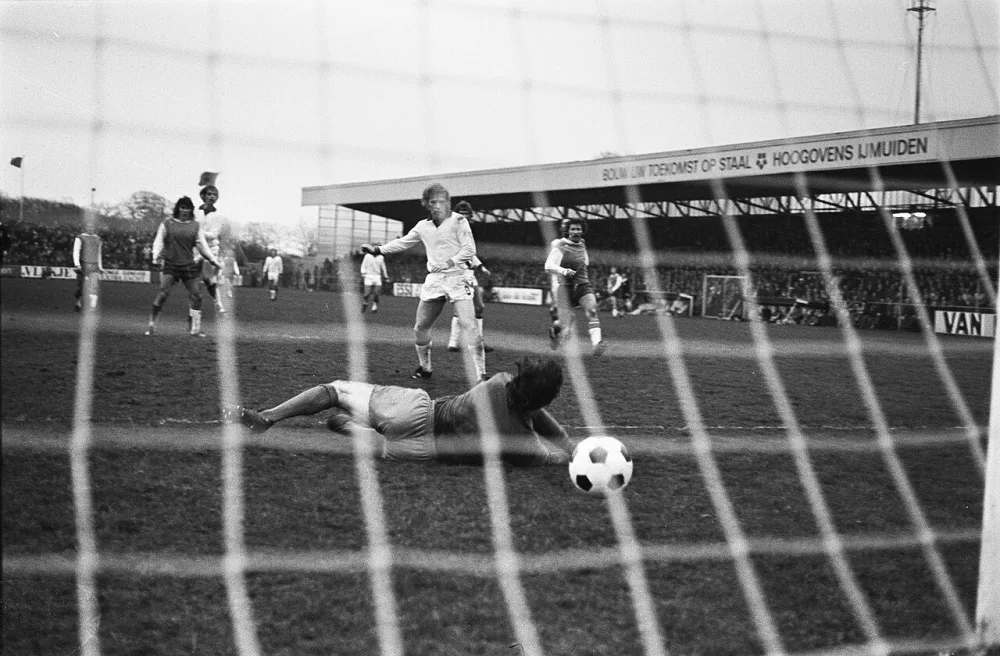 Telstar tegen Feyenoord 0-4, Kreuz (r) scoort vierde doelpunt langs keeper Van de Meeren. Foto: Bert Verhoeff / Anefo, Nationaal Archief (CC0).