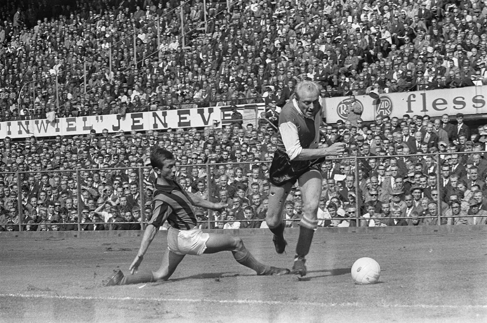 Feyenoord tegen DWS 0-1. Duel Frits Flinkevleugel en Piet Kruiver. Foto: Eric Koch / Anefo, Nationaal Archief (CC0).