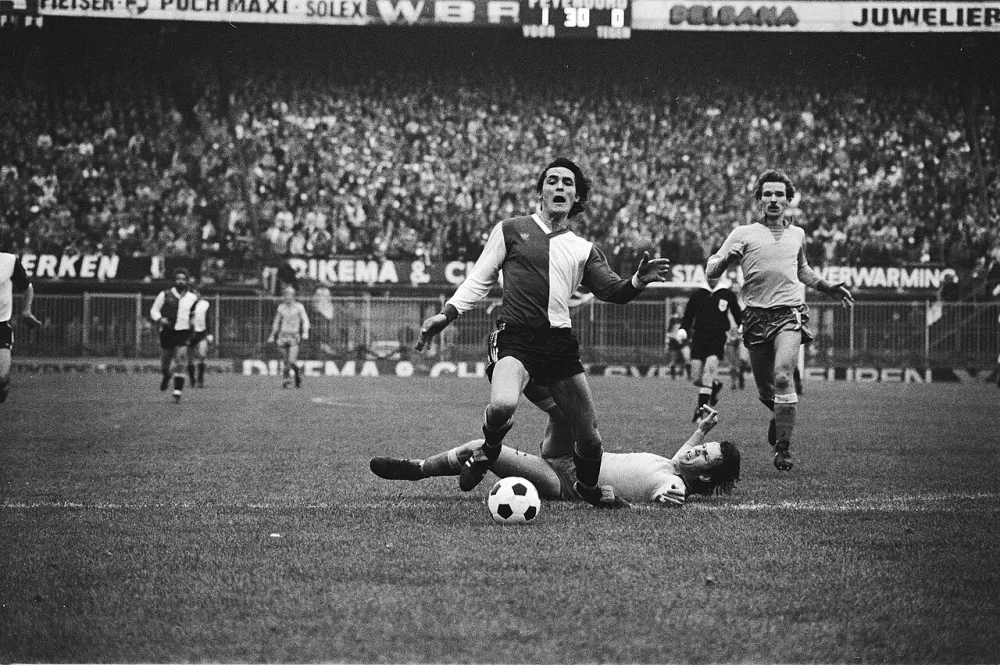 Jan Peters wordt in het strafschopgebied onderuit gehaald: penalty!. Foto: fotograaf onbekend / Anefo, Nationaal Archief (CC0).
