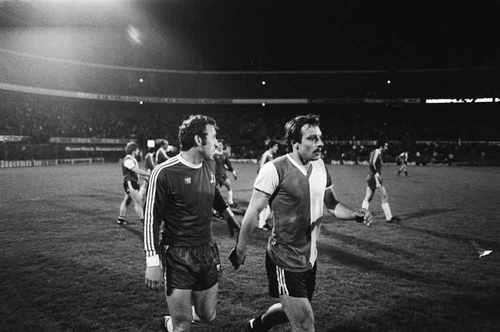 Feyenoord tegen Dynamo Tiflis 2-0 (Europacup-II), spelers verlaten het veld. Foto: Hans van Dijk / Anefo, Nationaal Archief (CC BY-SA 3.0 nl).