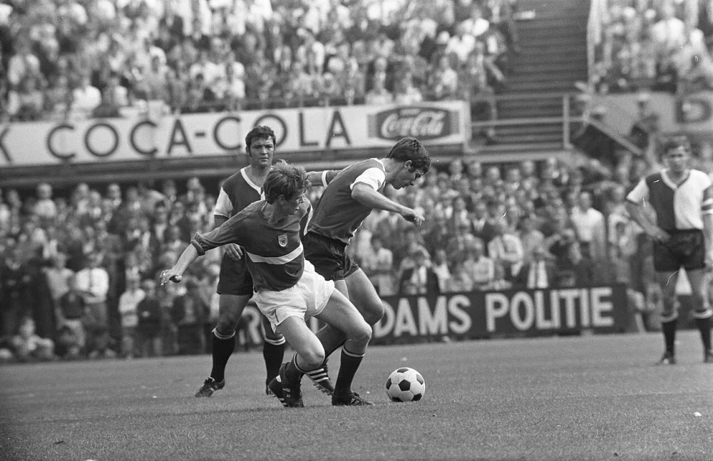 Feyenoord tegen GVAV 3-0, r. Wim van Hanegem in duel met Oosterwold; achter Laseroms. Rechts Israél. Foto: Eric Koch / Anefo, Nationaal Archief (CC0).