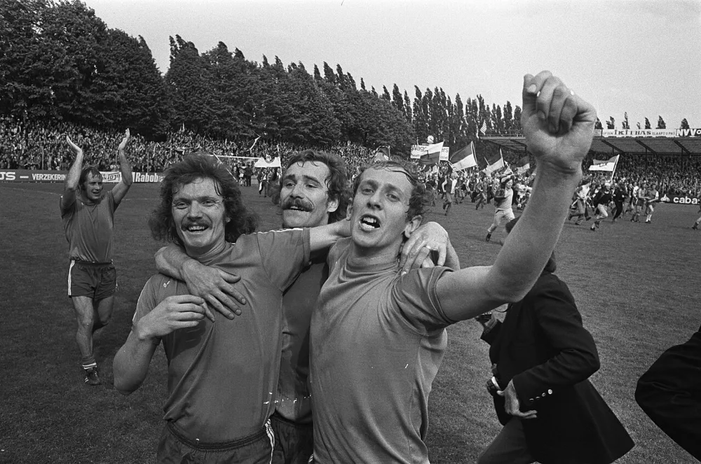 NAC tegen Feyenoord 1-0, vrolijke NAC-spelers na afloop. Foto: Bert Verhoeff / Anefo, Nationaal Archief (CC0).