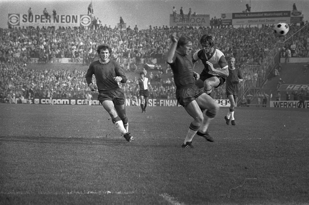 FC Utrecht tegen Feyenoord 0-0, T. Pronk (Utrecht) in duel met Wery. Foto: Rob Mieremet / Anefo, Nationaal Archief (CC0).