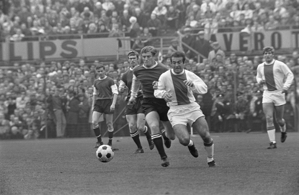 Feijenoord tegen Ajax 1-1 nr. 10 : B. Muller en W. Jansen in duel. Foto: Rob Mieremet / Anefo, Nationaal Archief (CC0).