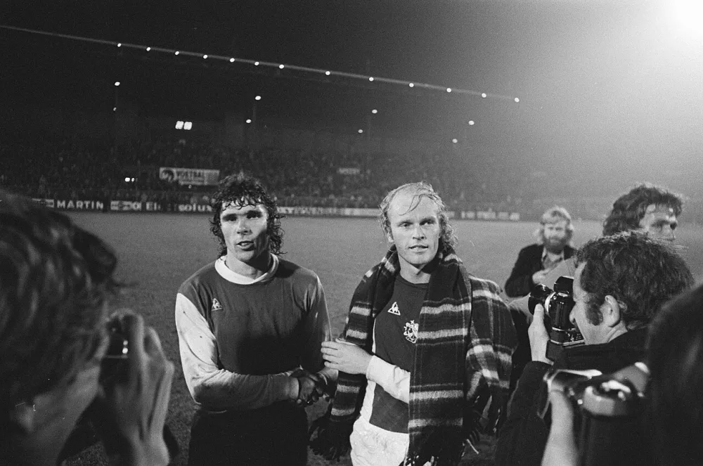 Ajax tegen Feijenoord 6-0; Geels krijgt hand van Van Hanegem. Foto: Hans Peters / Anefo, Nationaal Archief (CC0).