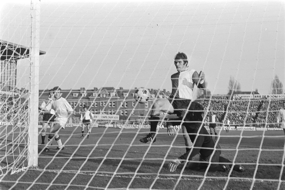 Van Hanegem scoort het derde doelpunt. Foto: fotograaf onbekend / Anefo, Nationaal Archief (CC0).