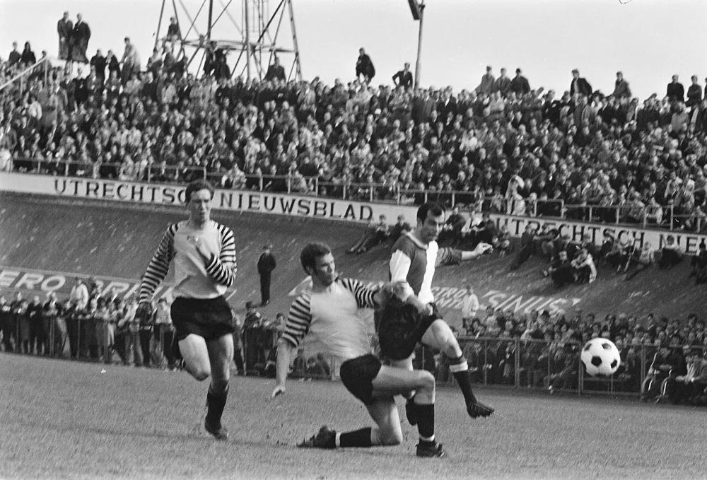 DOS tegen Feijenoord 3-0 Kindvall (rechts) scoort 1e doelpunt. Foto: Eric Koch / Anefo, Nationaal Archief (CC0).