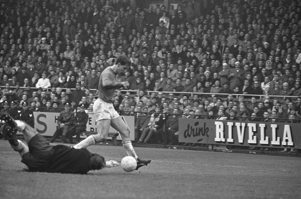 Ajax speler Johan Cruijff scoort. Doelman Eddie Pieters Graafland is gepasseerd. Foto: fotograaf onbekend / Anefo, Nationaal Archief (CC0).