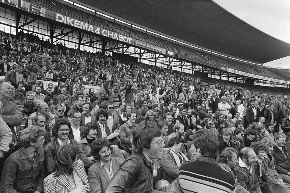Stakende havenarbeiders bijeen in het Feijenoord stadion. Foto: Rob C. Croes / Anefo, Nationaal Archief (CC0).