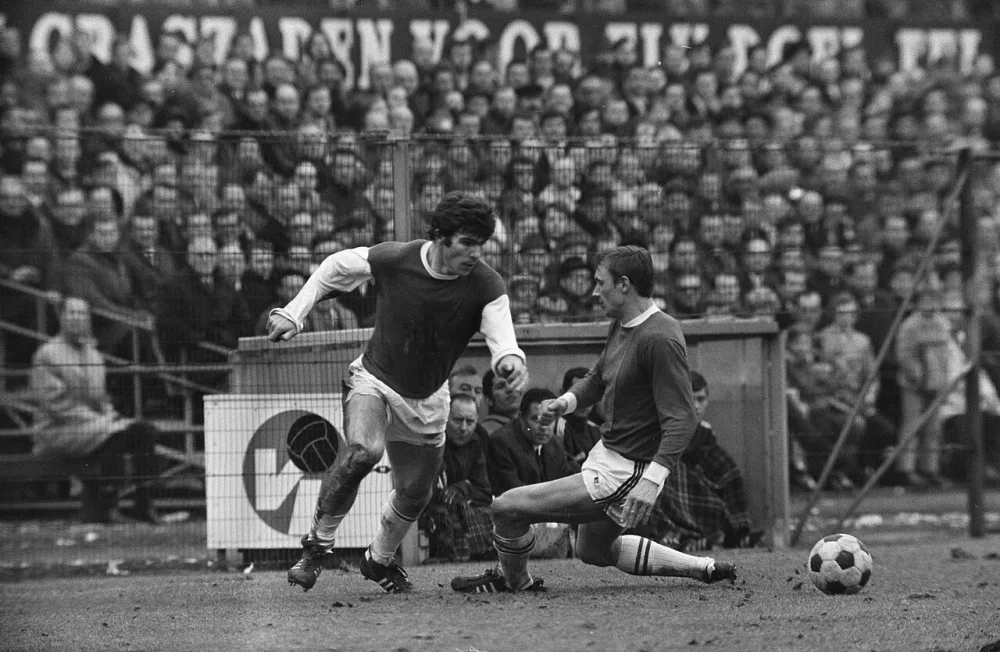 Feyenoord tegen ADO 0-0. Nummer 14 Links Wim van Hanegem , rechts Kees Weimar?. Foto: Eric Koch / Anefo, Nationaal Archief (CC0).