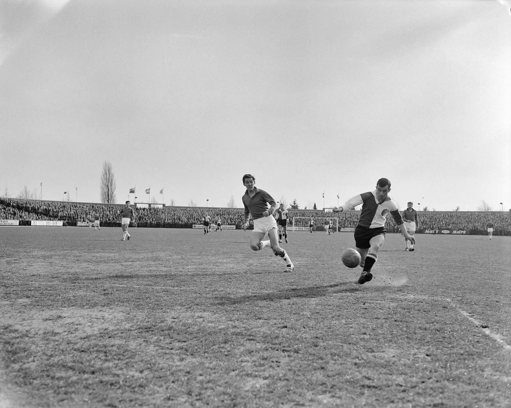 Willem II tegen Feyenoord, Moulijn in actie. Foto: Wim van Rossem / Anefo, Nationaal Archief (CC0).