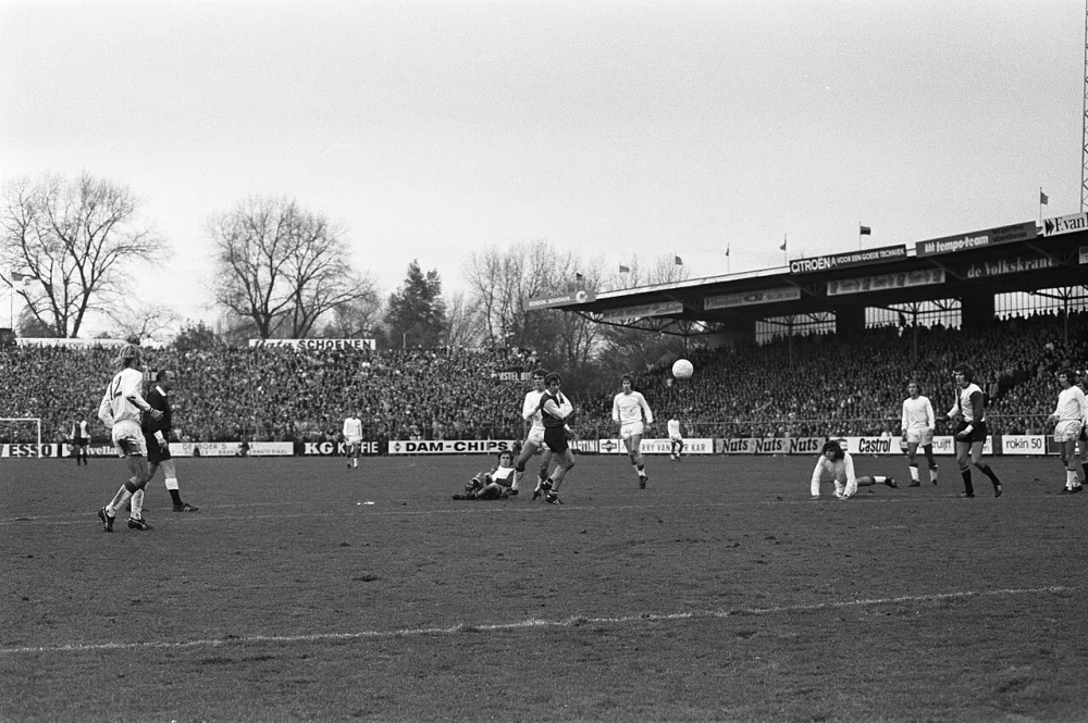 Ajax tegen Feyenoord 2-1, doelpunt Feyenoord. Foto: Bert Verhoeff / Anefo, Nationaal Archief (CC0).