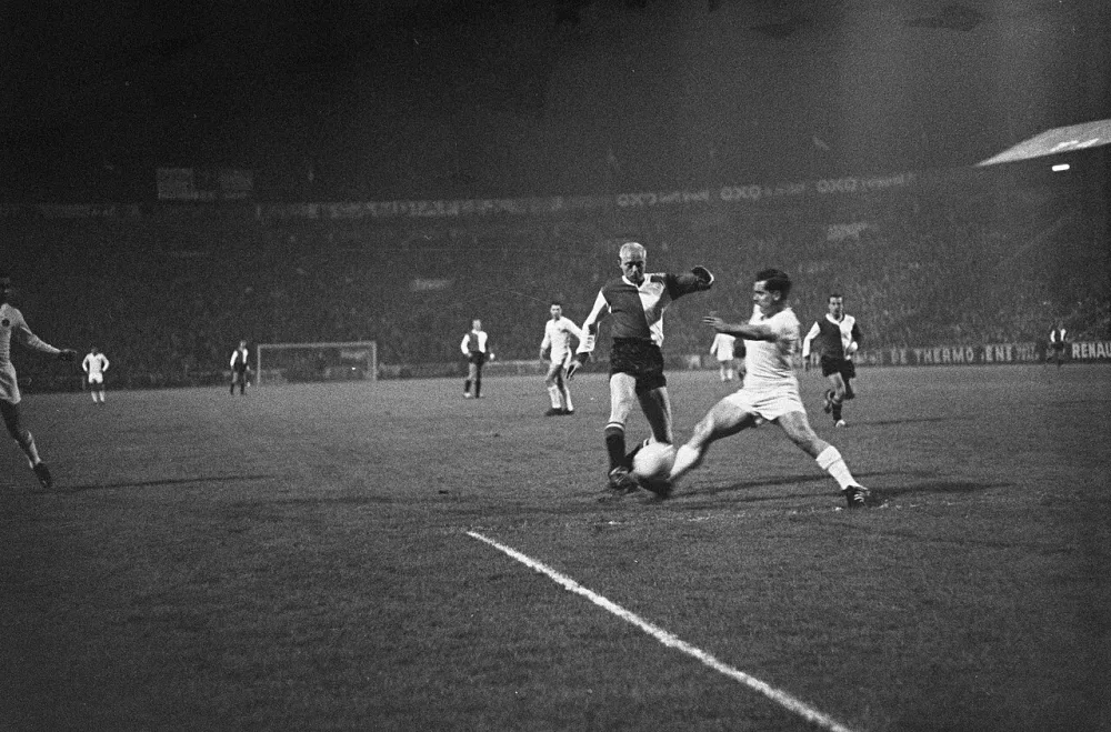 Feyenoord tegen Vasas 1-0, duel Kruiver en Berendi. Foto: Harry Pot / Anefo, Nationaal Archief (CC0).