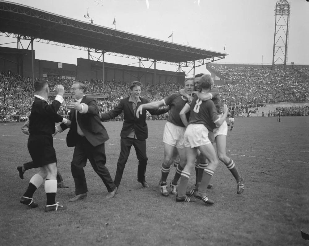 Ajax tegen Feyenoord 5-1, Ajax kampioen. Foto: Wim van Rossem / Anefo, Nationaal Archief (CC0).