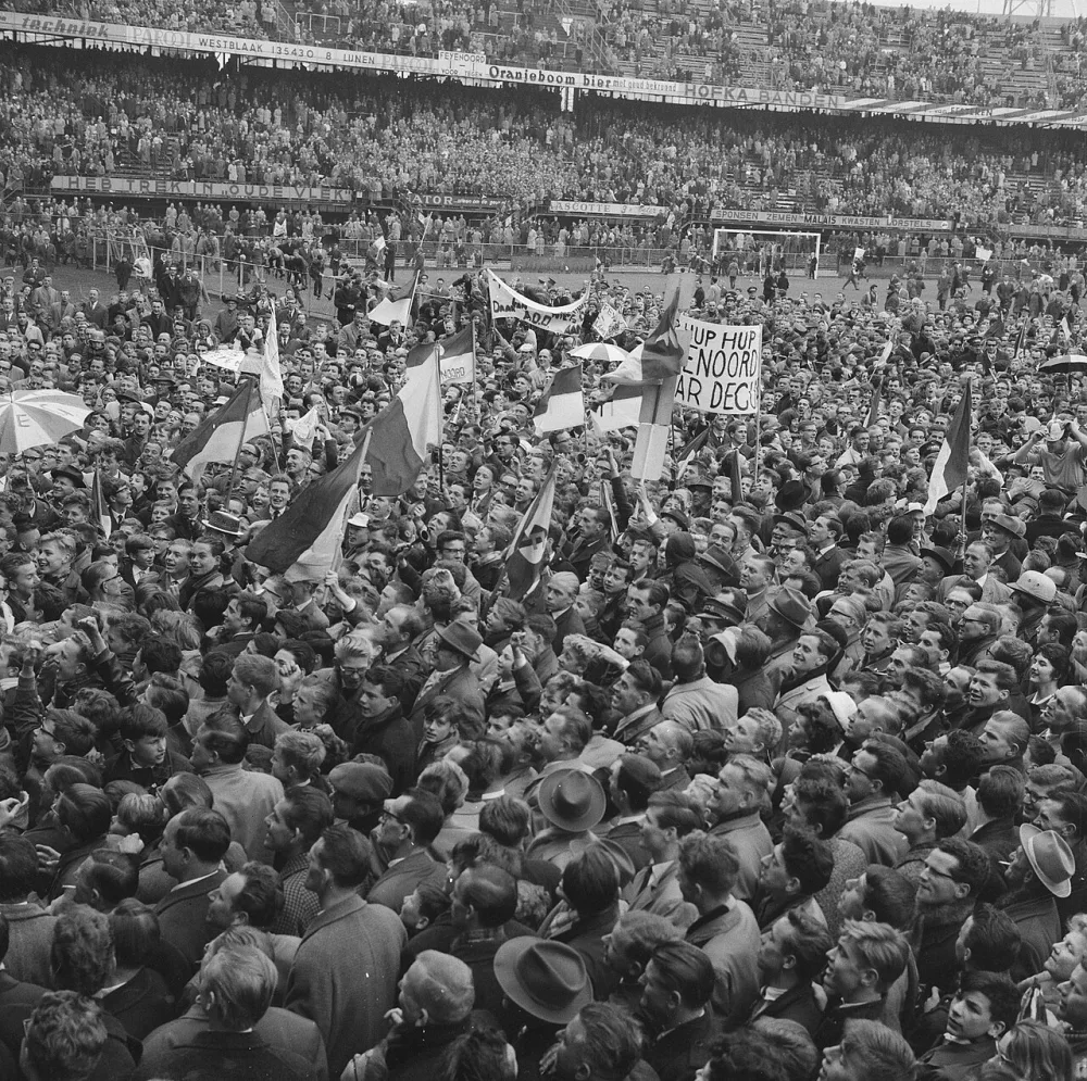 Feyenoord tegen ADO 1-1, supporters Feyenoord vieren kampioenschap. Foto: Eric Koch / Anefo, Nationaal Archief (CC0).