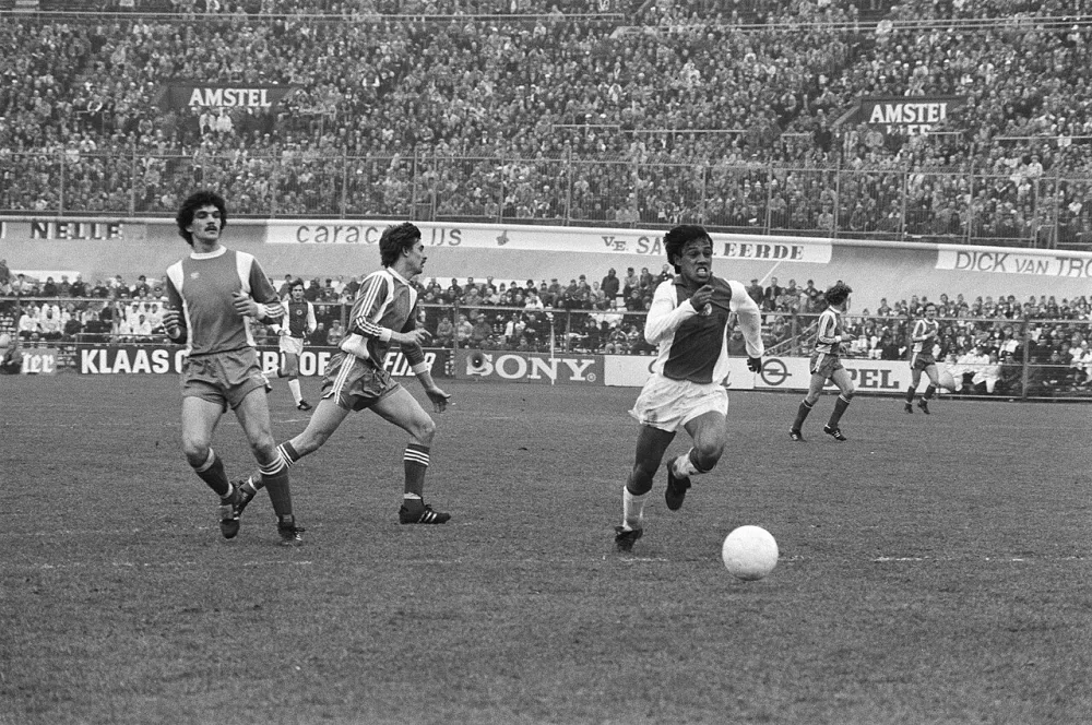 Ajax tegen Feijenoord 1-1; Simon Tahamata in aktie. Foto: Koen Suyk / Anefo, Nationaal Archief (CC0).