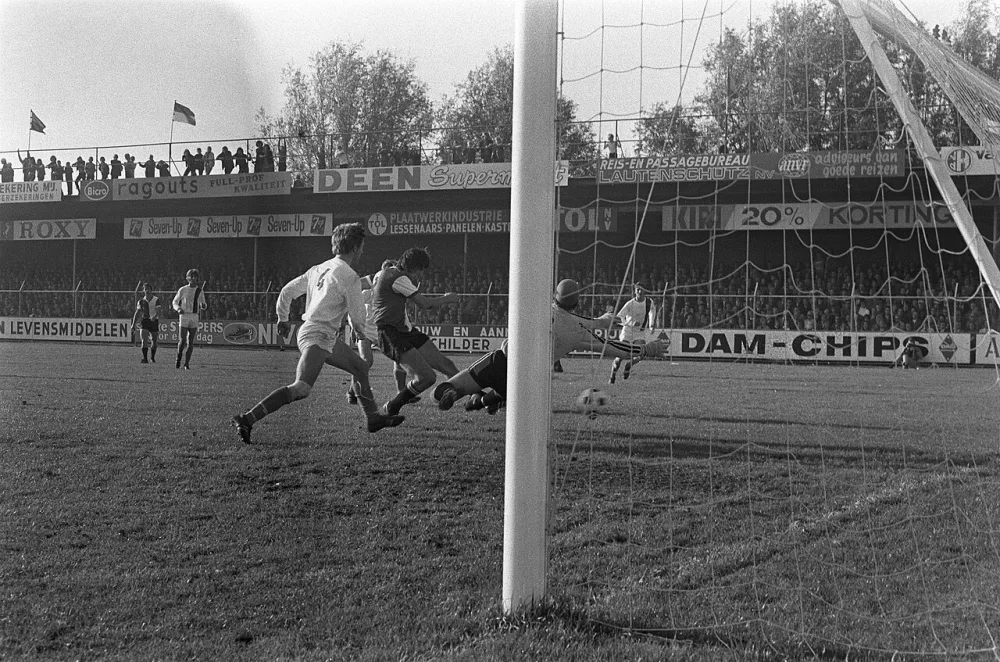 Volendam tegen Feyenoord 0-3, doelpunt van Schoenmaker. Foto: Rob Mieremet / Anefo, Nationaal Archief (CC0).