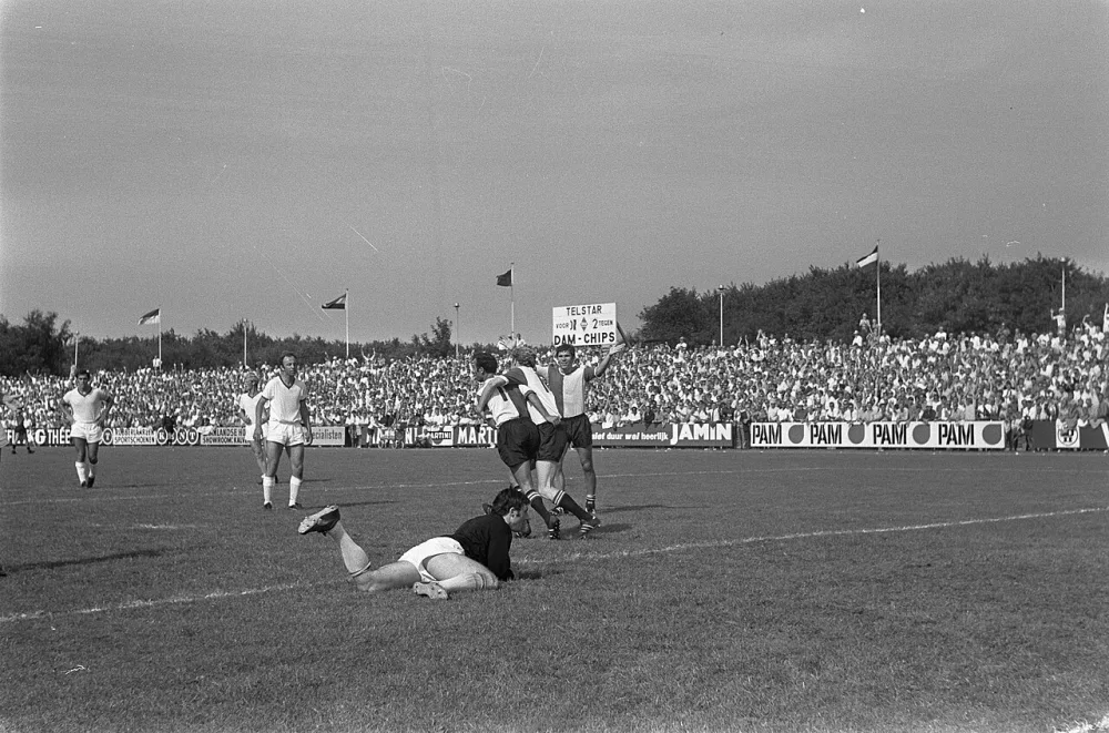 Telstar tegen Feyenoord 1-3: liggend Van Meeren ; v.l.n.r. Moulijn, Geels en juichend Hanegem. Foto: Joost Evers / Anefo, Nationaal Archief (CC0).