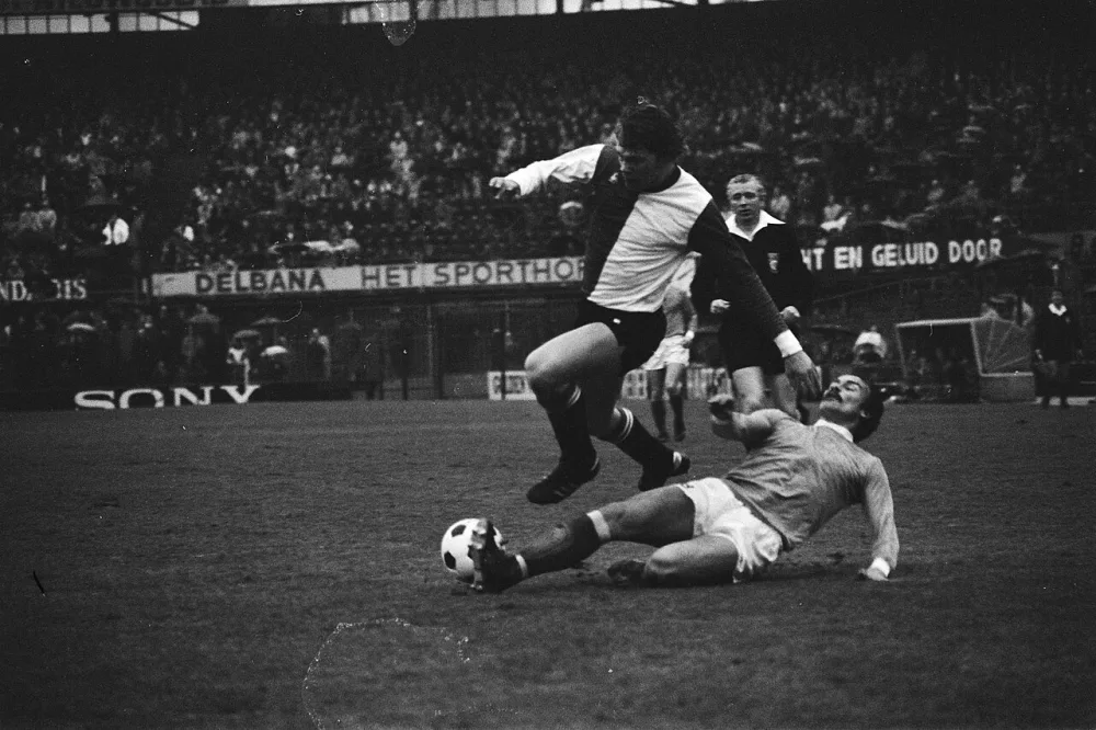 Feijenoord tegen Utrecht 5-2; Nico Jansen in duel met Schubert. Foto: Koen Suyk / Anefo, Nationaal Archief (CC0).