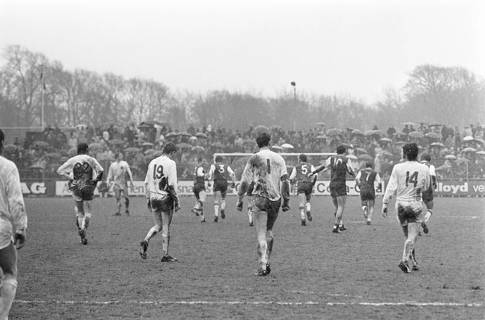 Telstar tegen Feyenoord 1-3, nr. 15a Posthumus (links) in actie. Foto: Rob Mieremet / Anefo, Nationaal Archief (CC0).