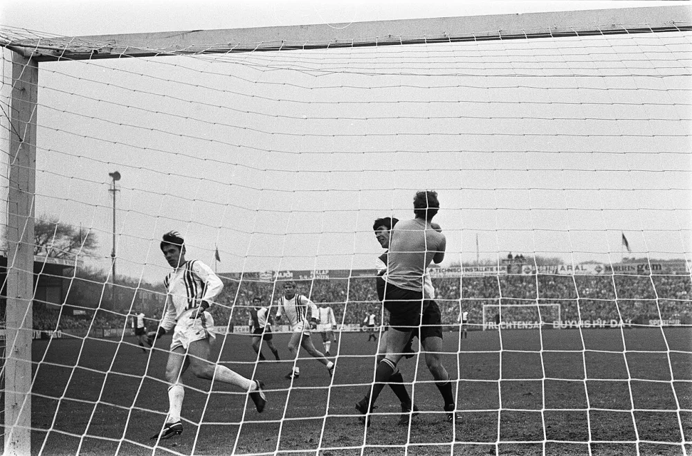 Holland Sport tegen Feyenoord 0-0. Van Hanegem belaagt keeper Holland Sport. Foto: Rob Mieremet / Anefo, Nationaal Archief (CC0).