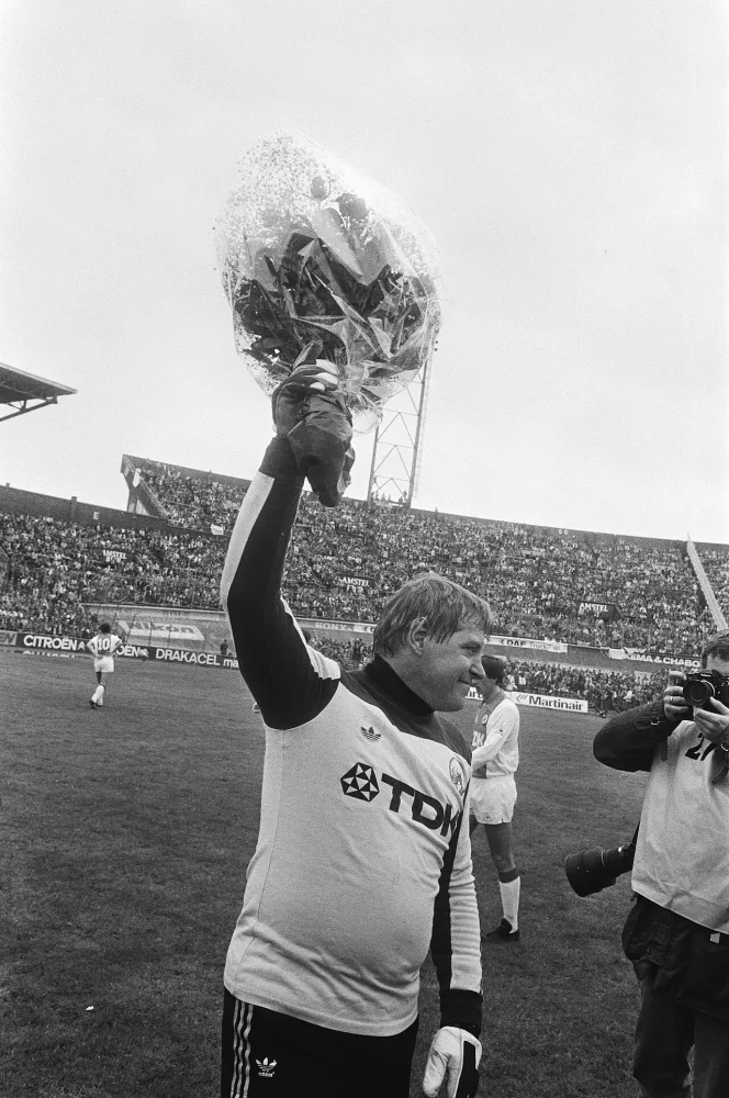 Doelman Piet Schrijvers van Ajax met bloemen na het spelen van zijn 350e wedstrijd. Foto: Rob Bogaerts / Anefo, Nationaal Archief (CC0).