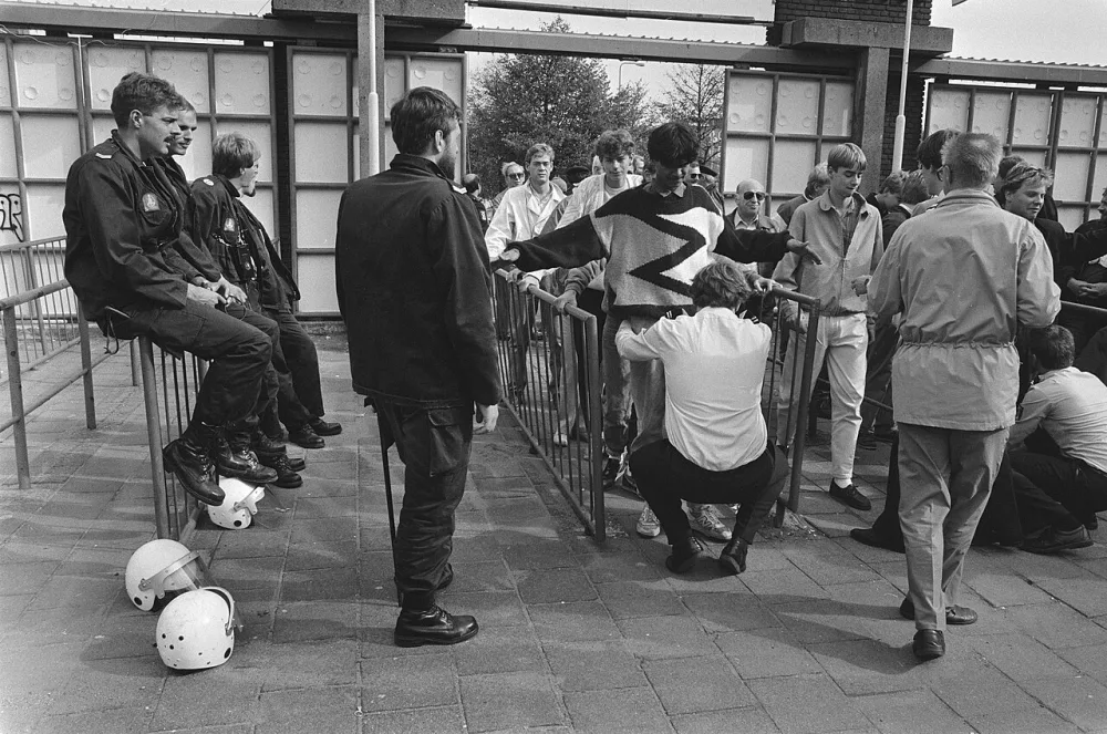Ajax tegen Feyenoord 1-2; supporters worden gefouilleerd. Foto: Rob Bogaerts / Anefo, Nationaal Archief (CC0).