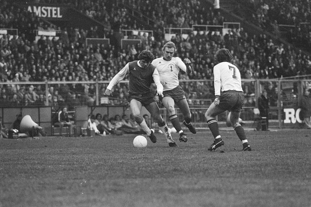 FC Amsterdam tegen Feijenoord 1-2; Nico Jansen in duel met Bianchi en Van der Merkt (7). Foto: Hans Peters / Anefo, Nationaal Archief (CC0).