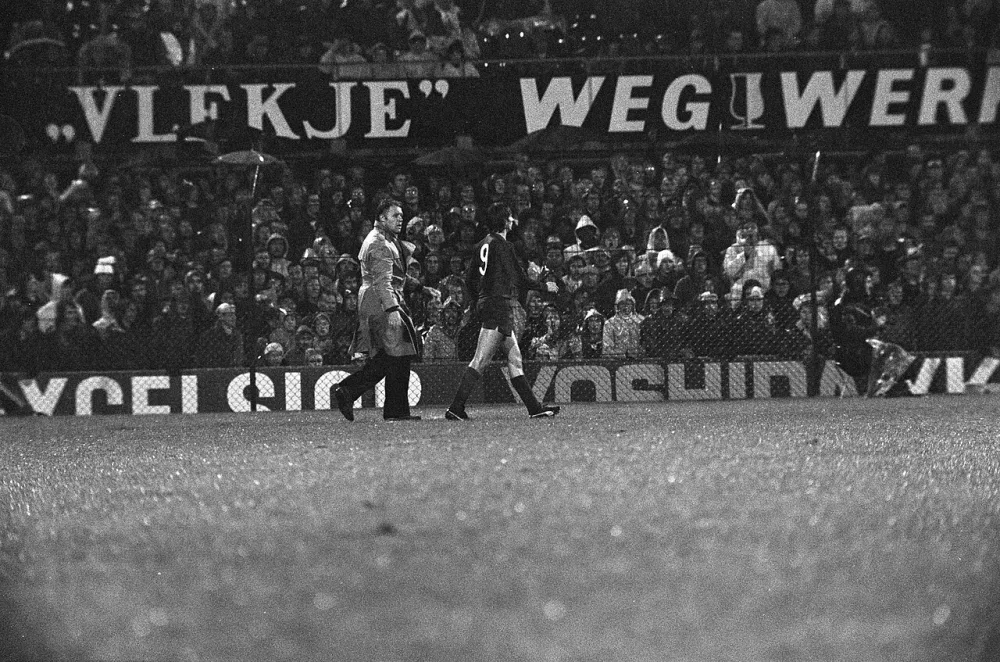 Feyenoord tegen Barcelona 0-0, Europacup; spelmomenten in de modder. Foto: Rob Mieremet / Anefo, Nationaal Archief (CC0).