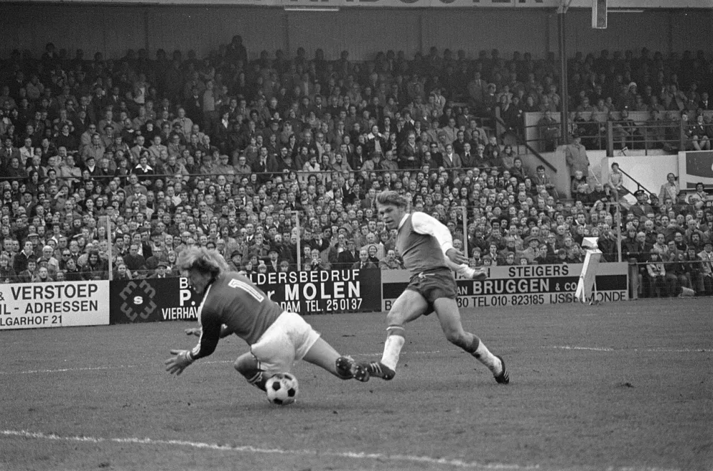 Sparta tegen Feijenoord 1-3; Jansen scoort derde doelpunt langs Doesburg. Foto: Bert Verhoeff / Anefo, Nationaal Archief (CC0).