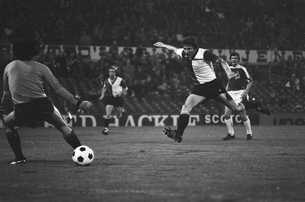 Feijenoord tegen De Graafschap 5-0; Kreuz scoort langs Doornebosch. Foto: Hans Peters / Anefo, Nationaal Archief (CC0).