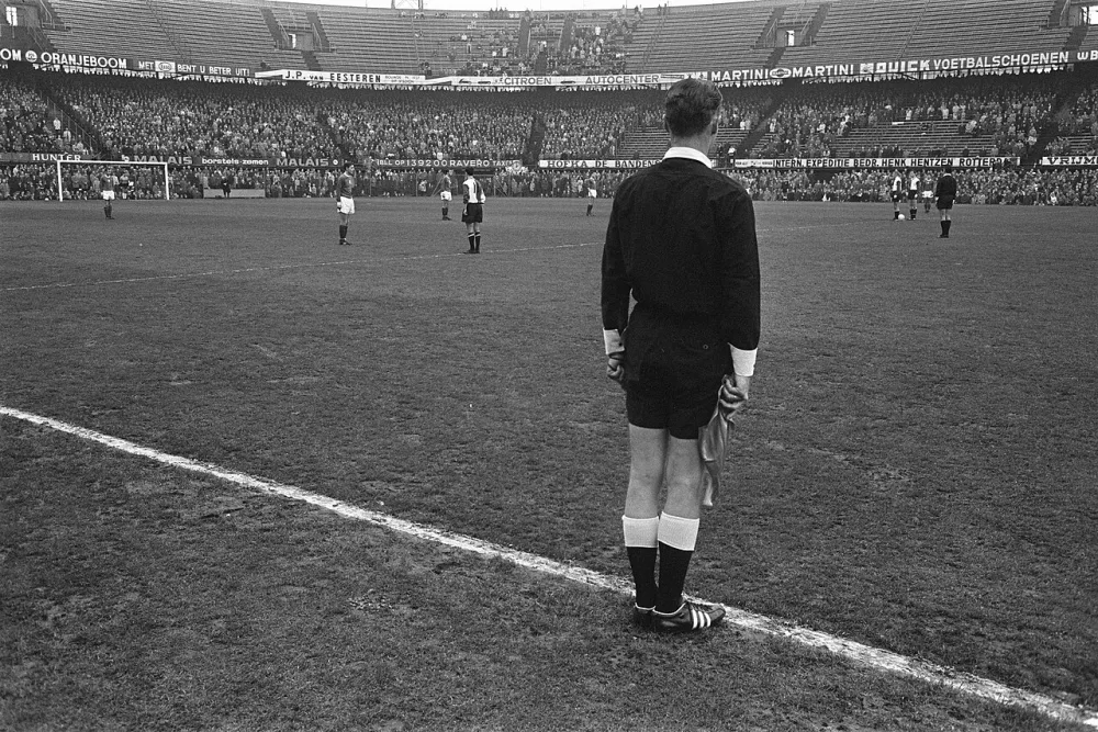 Een minuut stilte op de velden, wegens het overlijden van KNVB-secretaris Lo Brunt. Foto: fotograaf onbekend / Anefo, Nationaal Archief (CC0).